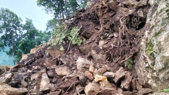 पहिरोका कारण केचना–कञ्चनजङ्घा सडक अवरुद्ध