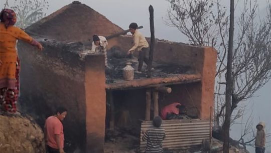 डढेलो गाउँमा पस्दा एक विद्यालयसहित ९ घर जले