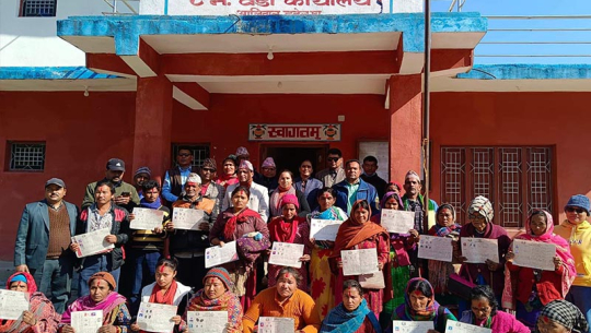 डडेल्धुराको आलितालबाट पहिलोपटक थालियो लालपुर्जा वितरण