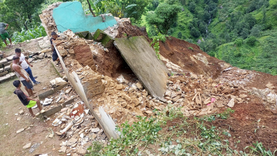बैतडीमा पहिरो जाँदा दुई घर भत्किए