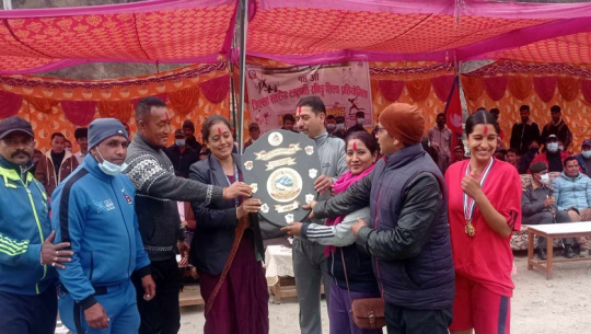 राष्ट्रपति रनिङ शिल्ड उपाधि ग्रहण गर्दै विजेता । तस्बिर : गोरखापत्र