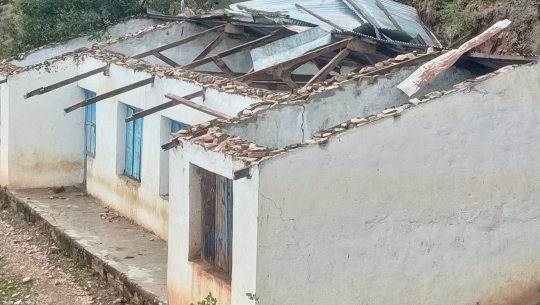 मेलौलीको श्रोत केन्द्रको भवनको छाना हावाहुरीले उडायो 