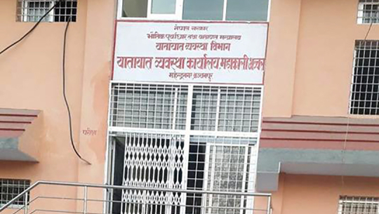  यातायात कार्यालय महेन्द्रनगरमा बिचौलिया निषेध, सेवाग्राहीलाई सिधै सेवा लिन आग्रह