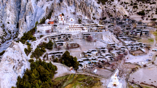 मनाङ भित्रिन थाले पर्यटक