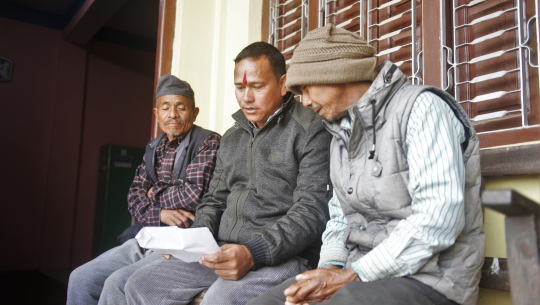 कन्द्रा सिँचाई योजनामा मजदुरी काम गरेका रामबहादुर बुढामगर (दायाँ) सुधराम चौधरी (बाँया) गौरीगंगा नगरपालिका वडा नं. ७ का अध्यक्ष दल बहादुर कुमाल (बिच)लाई आफुले काम गरेको रकम उपलब्ध गराइ दिन अनुरोध गर्दै । 