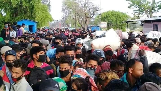 कञ्चनपुरको गड्डाचौकी नाका भएर नेपाल फर्किदै गरेकाहरु। तस्बिर:पत्रकार लक्ष्मण तिवारीको फेसबुकबाट 