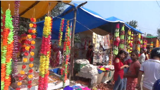धनगढीमा तिहार विशेष पसल राखी तीन दिनमै हजारौँ कमाएर लैजान्छन् भारतीय