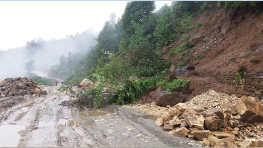 बझाङको जयपृथ्वी राजमार्ग पहिरोका कारण अवरुद्ध 