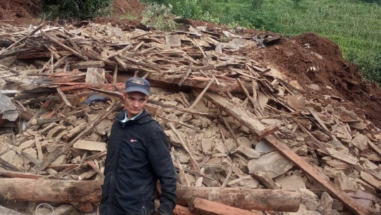 बैतडीमा डोजरले खनेको सडकबाट पहिरो खस्दा दुईवटा घरसहित पशुचौपाया पुरिए