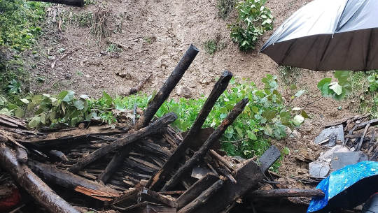 बैतडीमा पहिरोले घर बगायो, स्थानीयमा त्रास