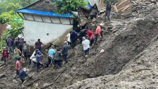 वृद्ध दम्पती घरसहित पहिरोमा पुरिए