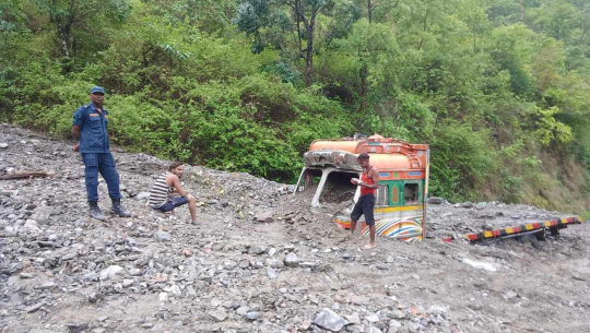 पहिरोले मध्यपहाडी लोकमार्ग अवरुद्ध 