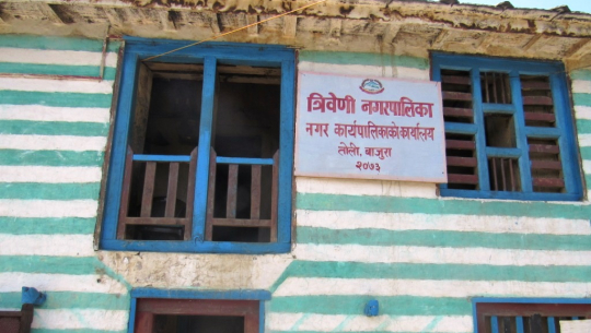 बाजुराको त्रिवेणी नगरपालिकामा कार्यकारीको कक्षमा मेयरद्धारा नै तालावन्दी