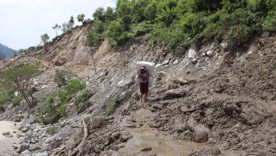 ३ महिनादेखि साँफे मार्तडी सडक अवरुद्ध हुँदा उत्तरी क्षेत्रमा खाद्य संकट