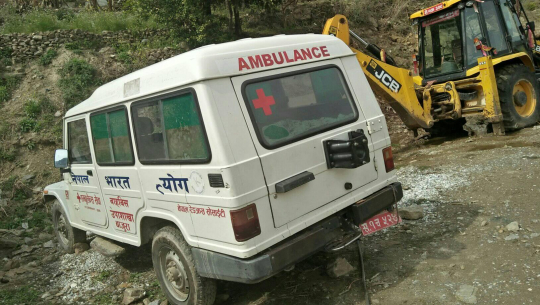 बाजुरामा लकडाउनको समयमा यात्रु ओसार्दै रेडक्रसको एम्बुलेन्स
