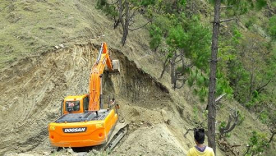 फोटा : बडिमालिका नगरपालिका डोजर मार्फत सडक काटदै डोजर/ प्रकाश सिंह