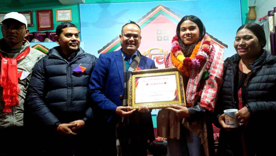 थारु समुदायकी पहिलो पाइलट महिला टीका चौधरी सम्मानित