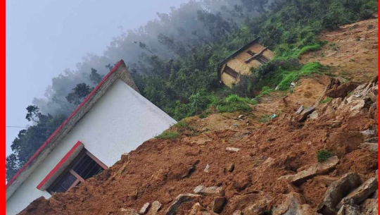 बैतडीको एक वडा कार्यालयको भवन पहिरोको जोखिममा 