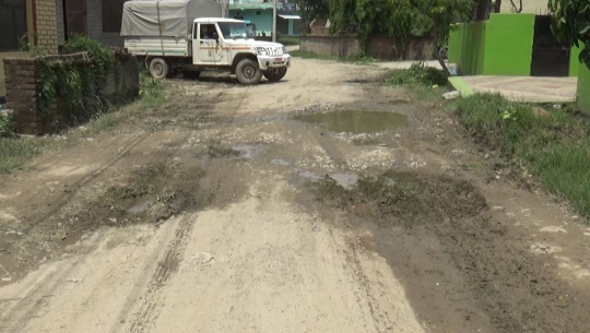 निर्वाचनका प्रतिबद्धता आश्वासनमै सिमित, धनगढीको कैलाली गाउँ जोड्ने सडक मर्मत समेत भएन