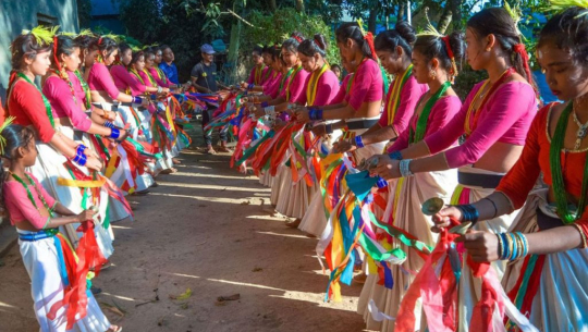 थारु बस्तीमा सखिया नाचले दसैँको रौनक 