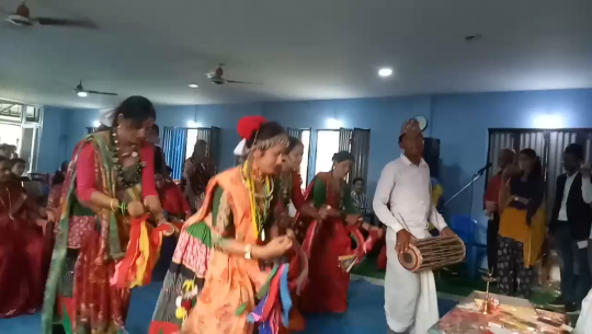 सखियामा पहाडी महिलाले कम्मर मर्काउँदा हुड्केली र छलियामा गैर दलितको नृत्य