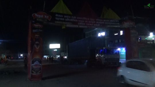 धनगढी ट्राफिक चौराहमा निर्माण भएको स्वागत गेटले ट्रक रोकियो