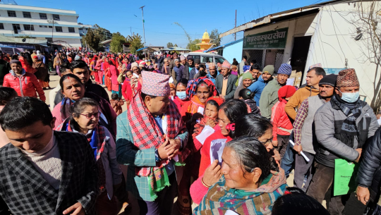 नेपाली काँग्रेसका सांसद शर्मा स्वास्थ्यकर्मीको टोलीसहित सुदुरपश्चिममा