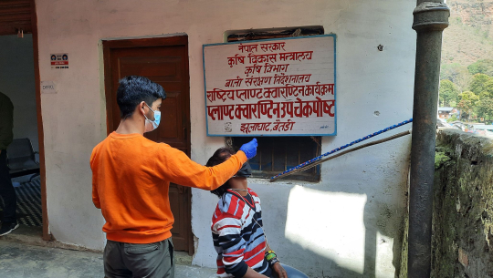 बैतडीको झुलाघाट नाकामा कोरोना परीक्षण जारी
