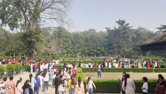 टीकापुर पार्कमा रमाउँदै पर्यटक । तस्बिर : एकिन्द्र तिमिल्सेना (गाेरखापत्र) 