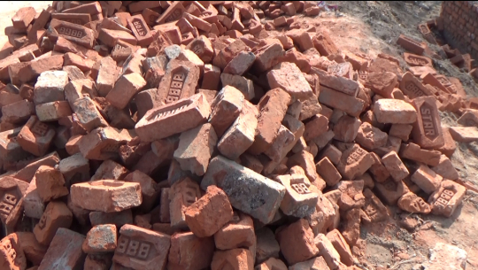 धनगढीमा  नाली निर्माणमा कमसल ईटा प्रयोग, जनप्रतिनिधि मुखदर्शक