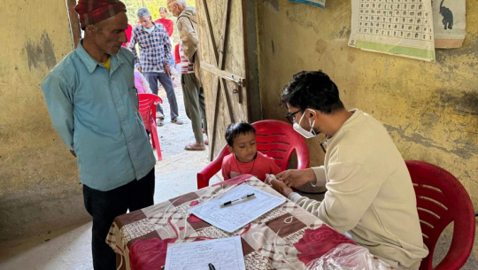 दार्चुलामा गाउँमै पुगेर उपचार गर्दै स्वास्थ्यकर्मी