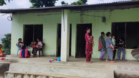 ‘बर्थिङ सेन्टर’ पुग्न दुई घण्टाको पैदल हिड्नुपर्ने