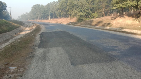 महेन्द्र राजमार्गको कैलाली खण्ड मर्मतमा ठेकेदारको लापरबाही