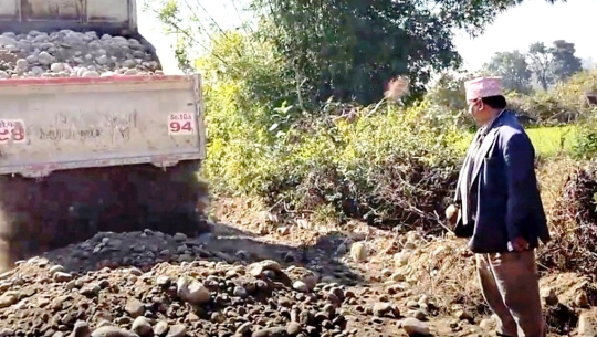 कञ्चनपुरको कृष्णपुरले एक वर्षमा ४५ किलोमिटर सडक पानी पिच गर्दै