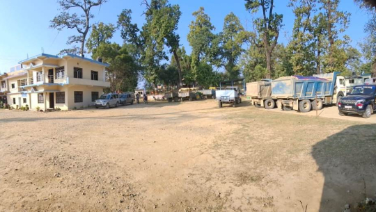 खुटियाबाट नियन्त्रणमा लिइएका १७ सवारी सिडिओको अगाडीबाटै फरार