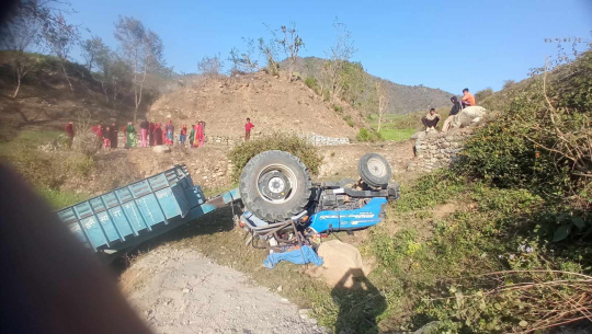 डोटीमा बालुवा बोकेको ट्याक्टर दुर्घटना, एक जना घाइते