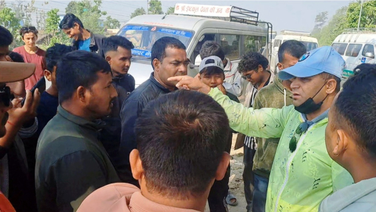 कैलालीको राजमार्गमा ठाउँ–ठाउँमा पैसा उठाएको भन्दै यातायात व्यवसायीको लफडा
