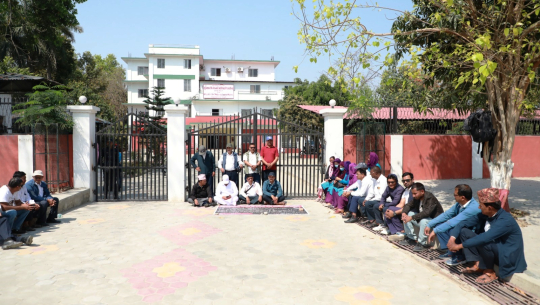 आन्तरिक प्रतिस्पर्धाबाट स्थायीको माग गर्दै सुदूरपश्चिमका करार कर्मचारी धर्नामा