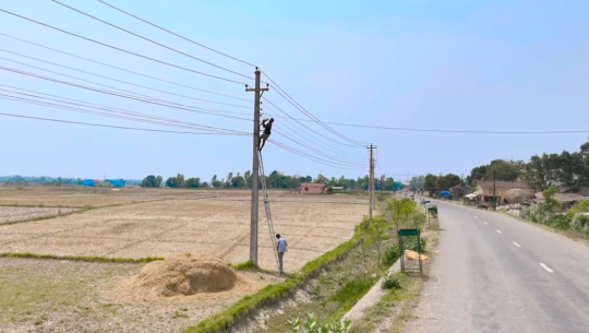 ‘उज्यालो धनगढी’ : धनगढी–स्याउले सडकका पोलहरूमा बत्ती जडान सुरु