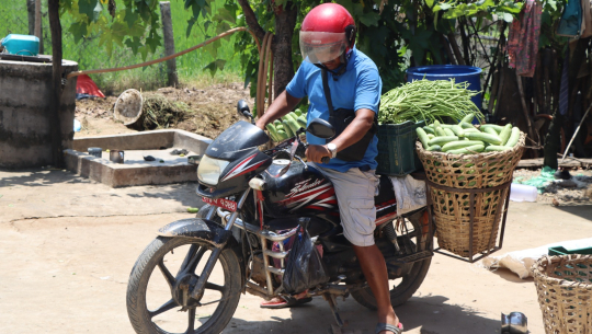 मोटरसाइकलमा डोको जोडेर तरकारी बेच्ने ‘धनराज’