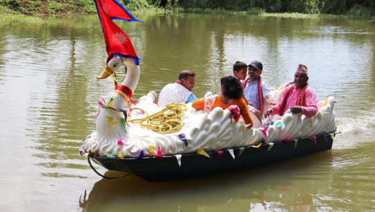 धनगढीको वेलादेवी तालमा डुङ्गा सञ्चालन
