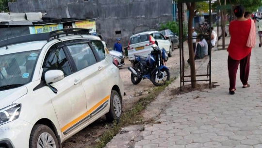 भारतीय ट्याक्सीको धनगढीमा मनपरी