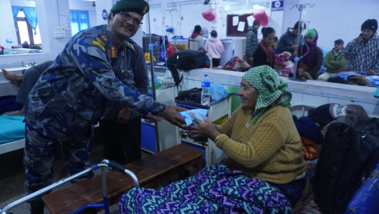 सशस्त्र प्रहरी बलको २५औँ स्थापना दिवसमा सेती अस्पतालका बिरामीलाई फलफूल वितरण