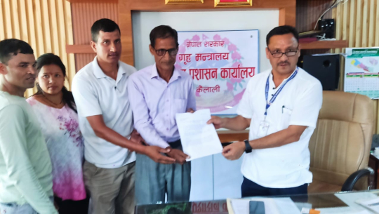 धनगढीमा प्रतिबन्धित प्लास्टिकजन्य कृत्रिम फूलको बिक्री–वितरण रोक्न प्रशासनसँग माग