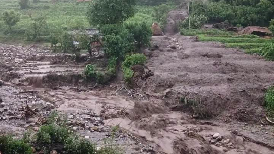 सायलमा पहिरोमा फसेकाको साहसिक उद्धार, केही परिवार अझै उच्च जोखिममा