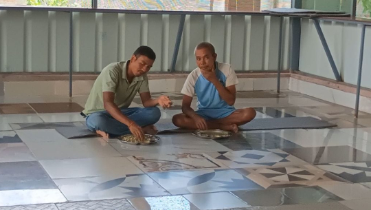 २० रुपैयाँमै भरपेट शाकाहारी भोजन : धनगढीमा डेढ वर्षदेखि निरन्तर सेवा, दैनिक १५० जनाले लिँदै लाभ