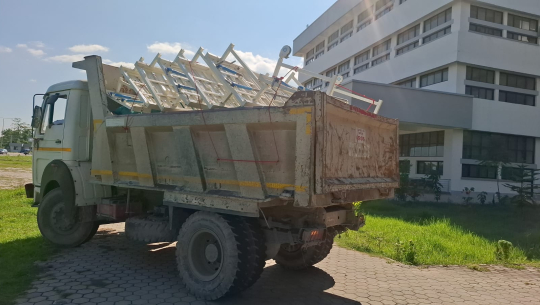 सेनाको होल्डिङ सेन्टरबाट गेटामा शय्या ओसारिदै