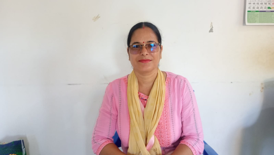 धनगढी ६ मट्यारीकी पदमा पन्तले गरीन् कपडा सहयोग