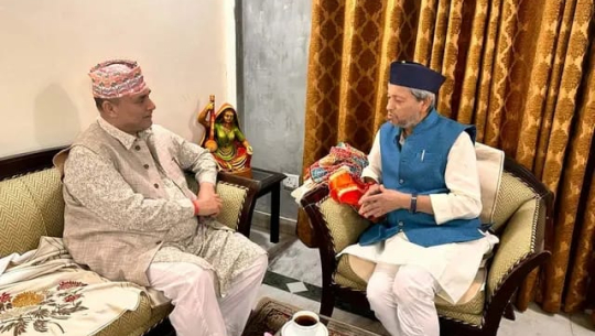 निवर्तमान मुख्यमन्त्री कमलबहादुर शाह र भाजपा का राष्ट्रिय उपाध्यक्ष तीरथ सिंह रावत बीच भेटवार्ता