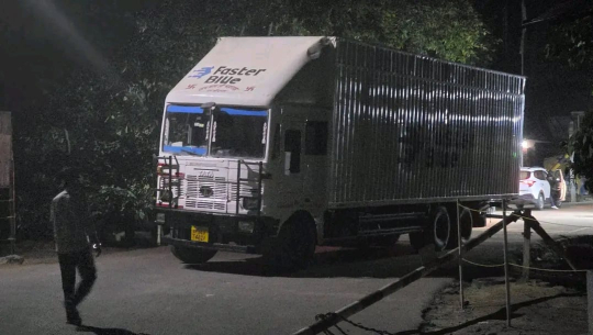 त्रिनगर नाकामा मालवाहक गाडीले ठक्कर दिँदा सशस्त्र प्रहरीको ब्यारेल भाँचियो
